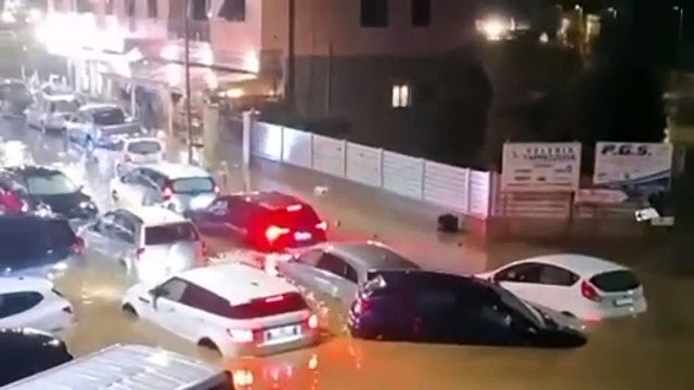 Elba, il gravissimo nubifragio che ha allagato Portoferraio: le immagini