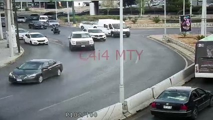 Detienen a hombre en Monterrey por circular en camioneta robada