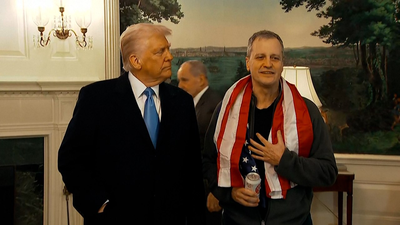 « Promesse faite, promesse tenue » : libéré de Russie, Marc Fogel reçu par Trump à son retour aux États-Unis