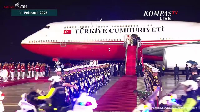 Tembakan Meriam di Tengah Hujan! Sambut Kedatangan Presiden Turki Erdogan di Indonesia