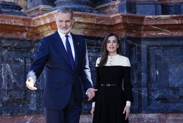 Letizia d’Espagne : la reine annonce le retour du pantalon palazzo avec un look noir et blanc d’une élégance rare
