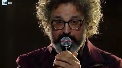 Sanremo, Simone Cristicchi commuove l'Ariston: la standing ovation
