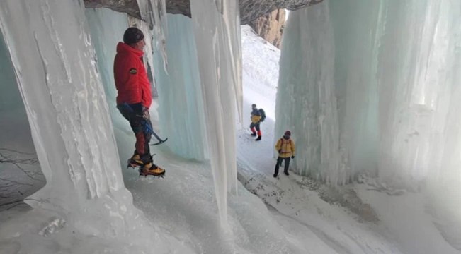 Buz tutan Sütun Şelalesi dağcıları ağırladı