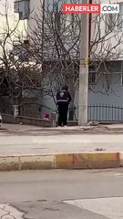 Küçük çocuktan polis memurunu mest eden jest