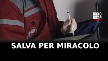 Cade dal terzo piano mentre pulisce i vetri, salva per miracolo