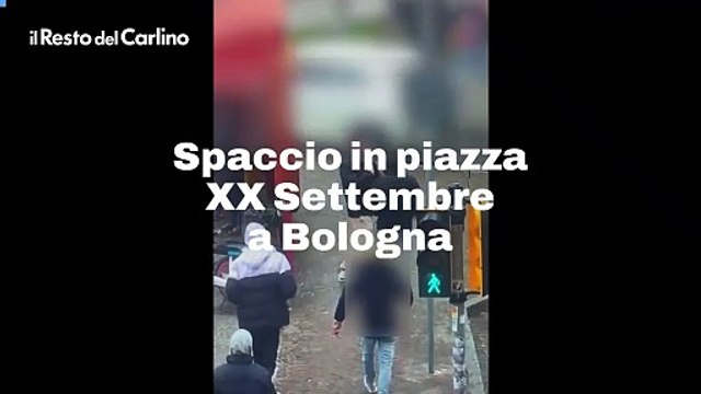 Spaccio in piazza XX Settembre a Bologna, il video dello scambio