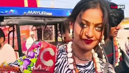 Viral Girl Monalisa ने Honey Singh के गाने पर शॉर्ट्स पहनकर दिखाए Killer Moves! FilmiBeat