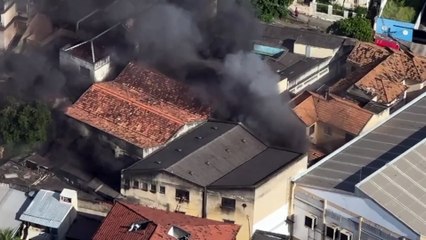 Incêndio atinge fábrica em Ramos; pessoas ficam presas no imóvel