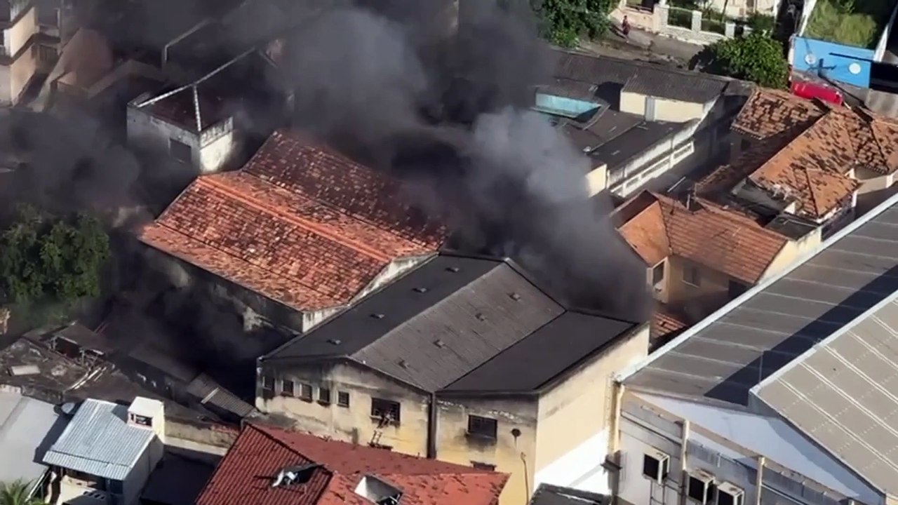 Incêndio atinge fábrica em Ramos; pessoas ficam presas no imóvel