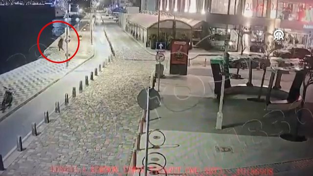Cesedi denizde bulunan kişinin suya düşme anı güvenlik kamerasında