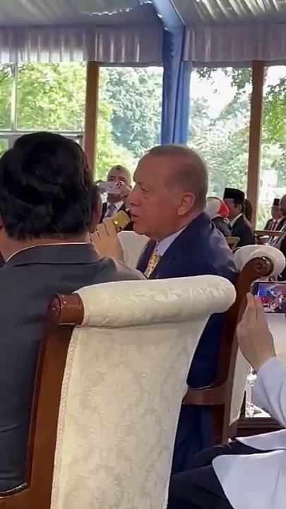 Cumhurbaşkanı Erdoğan Endonezya'da mehter marşı okudu
