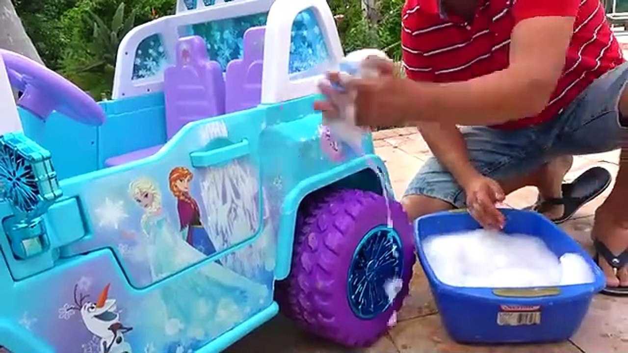 Diana and Papa Pretend Play car wash