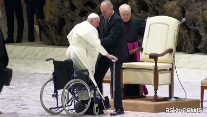 Il Papa non legge la catechesi: "Con la mia bronchite non posso ancora"
