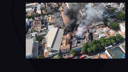 Confecção pega fogo com pessoas presas no imóvel, no Rio de Janeiro