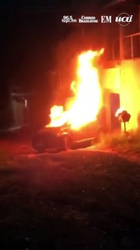 Ribeirão das Neves: Vizinhos ateiam fogo em carro de pastor