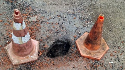 Yağmur suları asfaltta delik oluşturdu