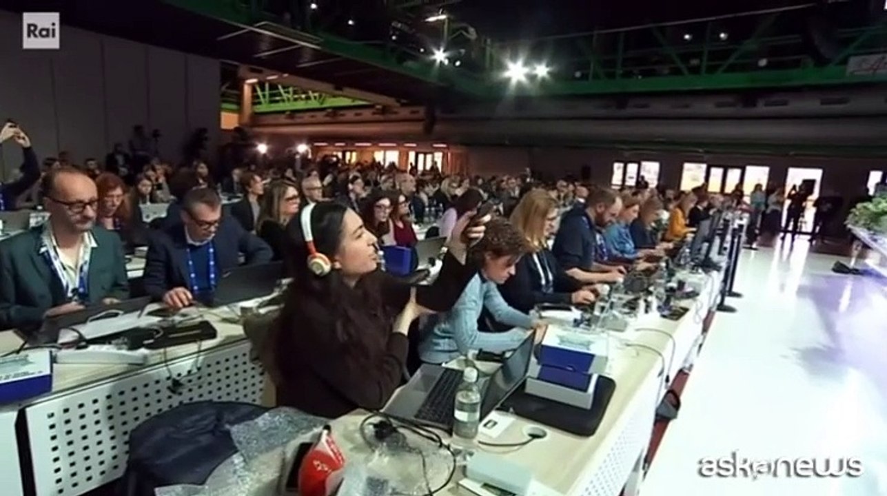 Conti sul Papa a Sanremo: «Ho tenuto segreto a tutti il video, anche alla Rai»