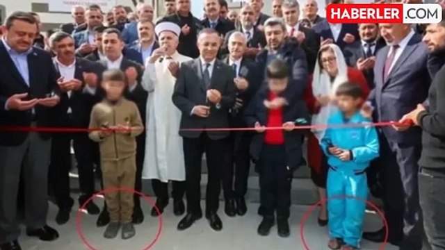 Cami açılışında vicdanları sızlatan görüntü