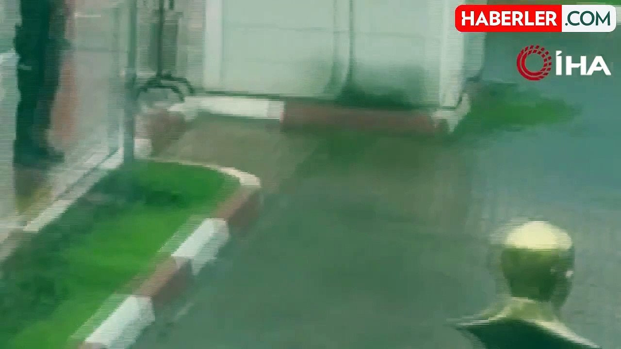 Buz gibi havada yarı çıplak halde sokağa çıktı! Hedefinde belediye başkanı var