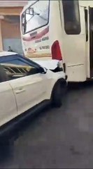 Acidente com van escolar, ambulância e ônibus deixa 40 feridos em Barra Mansa