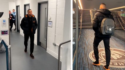 Kylian Mbappé esquiva el escudo del Manchester City en la salida del Etihad Stadium