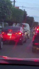 Joven captada corriendo entre carros en la colonia Kennedy