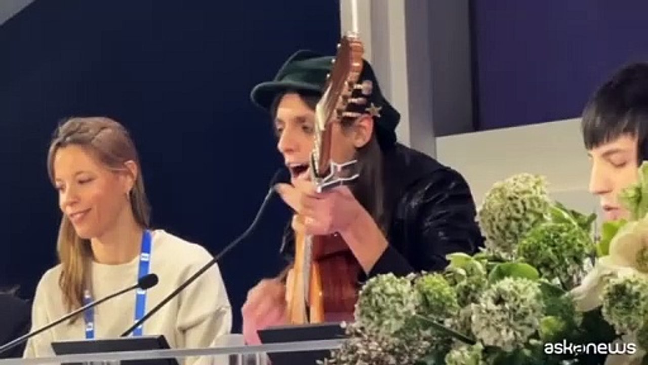 Sanremo, Lucio Corsi canta in sala stampa l'inedito Francis Delacroix