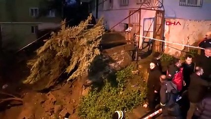 Beyoğlu'nda istinat duvarı çöktü; 2 bina tahliye edildi