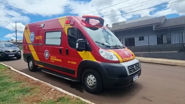Mulher cai da escada em prédio na Rua São Francisco de Assis em Cascavel