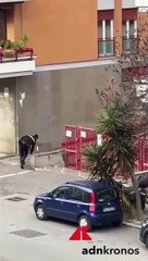 In stato confusionale corre in strada armato di coltello, bloccato dai carabinieri - Video