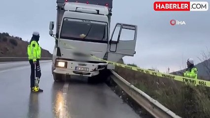 Kontrolden Çıkan Kamyon Bariyere Çarptı, Sürücü Araçtan Atladı