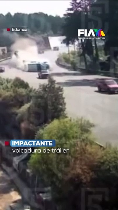 VIDEO: ¡Impactante! Tráiler volcó en plena carretera y deja dos personas heridas