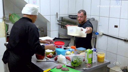 Funcionária não aguenta pressão de Jacquin e cai no choro no Em Nome do Pai: “Desmoronei”