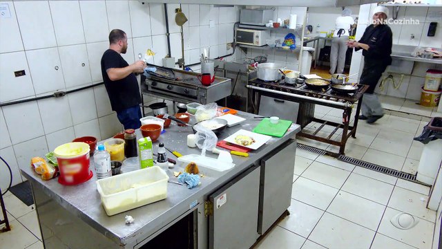 Jacquin obriga dono a ajudar chef e caos é instaurado na cozinha do Em Nome do Pai: “Bagunça total”
