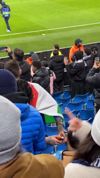 Incredibile in Manchester City-Real: si fa tagliare i capelli allo stadio