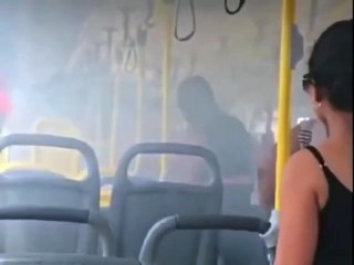 Celular pega fogo no bolso de passageira dentro de ônibus