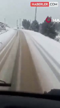 Mersin'de servis minibüsü yan yattı, feci kaza kameraya yansıdı