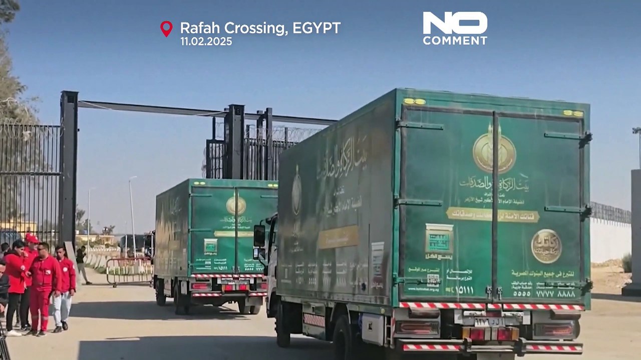 Lastwagen mit Hilfsgütern für den Gazastreifen überqueren die Grenze in Rafah