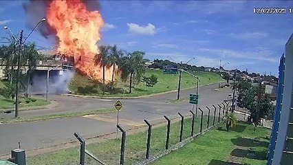 Veja momento em que caminhão-tanque explode após colisão em viaduto