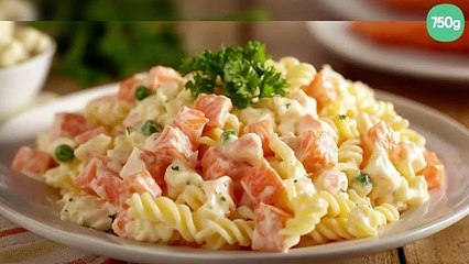 Salade de pâtes, surimi et saumon fumé