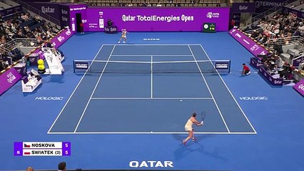 Swiatek survives early scare to beat Noskova