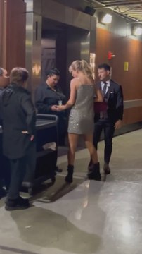 Taylor Swift tipping workers at a Grammys after-party.