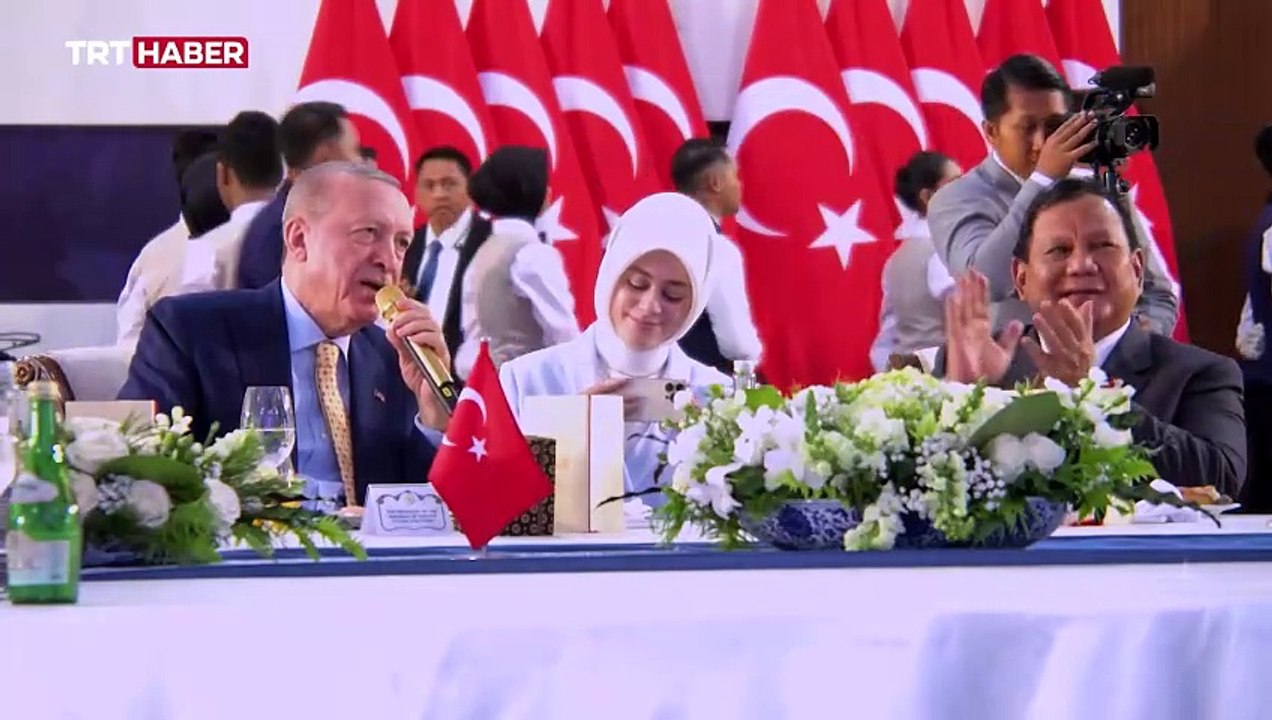 Cumhurbaşkanı Erdoğan Endonezya'da mehter marşına eşlik etti