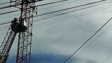 Hombre se cuelga de torre telefónica en Apodaca