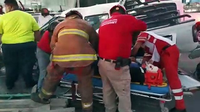 Deja volcadura 3 lesionados en la avenida Lázaro Cárdenas