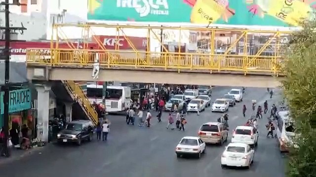 Un puente en el olvido; arriesgan su vida por no usar el puente peatonal