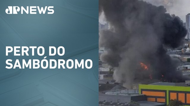 Incêndio de grandes proporções destrói fábrica de tintas em São Paulo