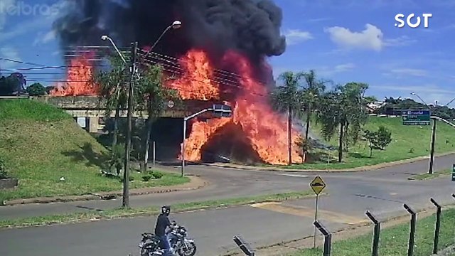 Caminhão-tanque explode em rodovia paranaense após colisão; motorista pula de viaduto