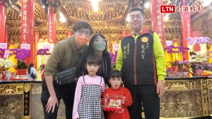 高雄五甲龍成宮元宵乞龜 3歲童8聖杯奪下3688斤大龜王+小金龜（家屬提供）