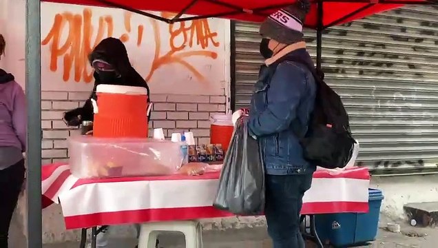 Con bebidas calientes y pan así enfrentan el frío los regios